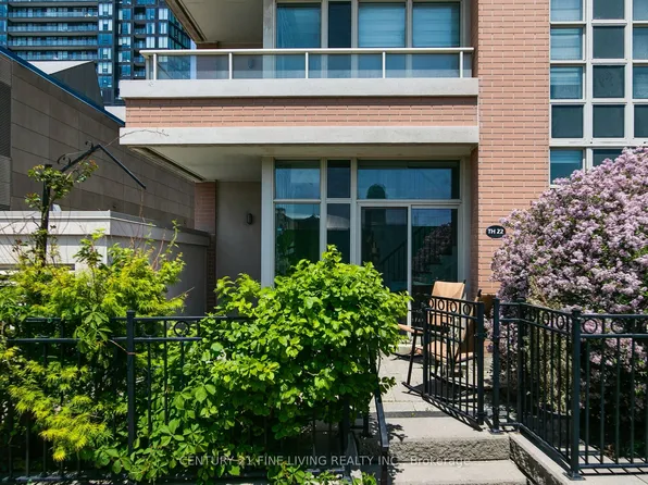 6 Pirandello St #Townhouse 22, Toronto, ON M6K 0B1