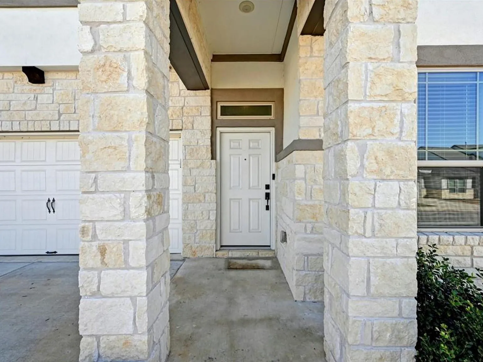 3 bed, 2.5 bath, 2038 sqft, $2,700 — Photo 4