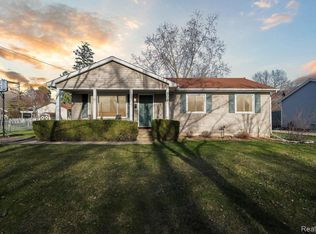 909 Dearborn St, Howell, MI 48843