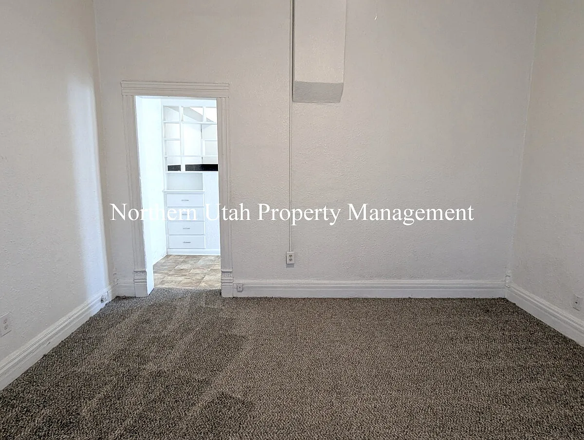 Building Photo - 2870 Monroe Blvd #2