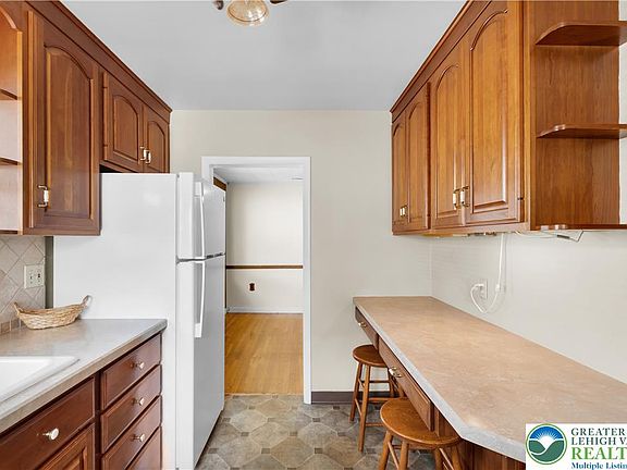 5th image of 2043 Troxell St