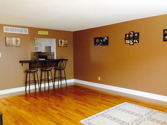2nd image of 38 Stoneledge Ct