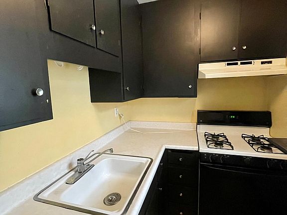 4th image of 870 Grove St APT 105