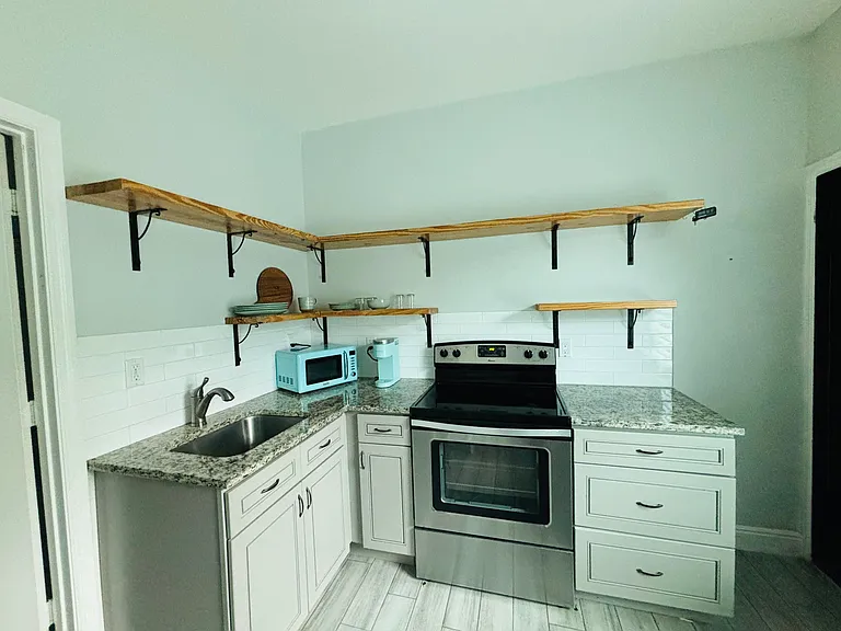 1036 Francis St — Photo 3