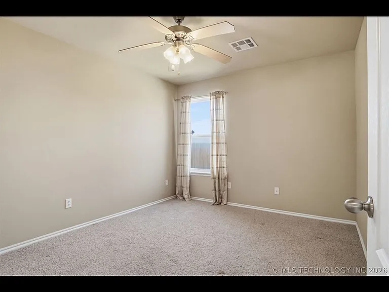 605 E Linden Ln — Photo 19