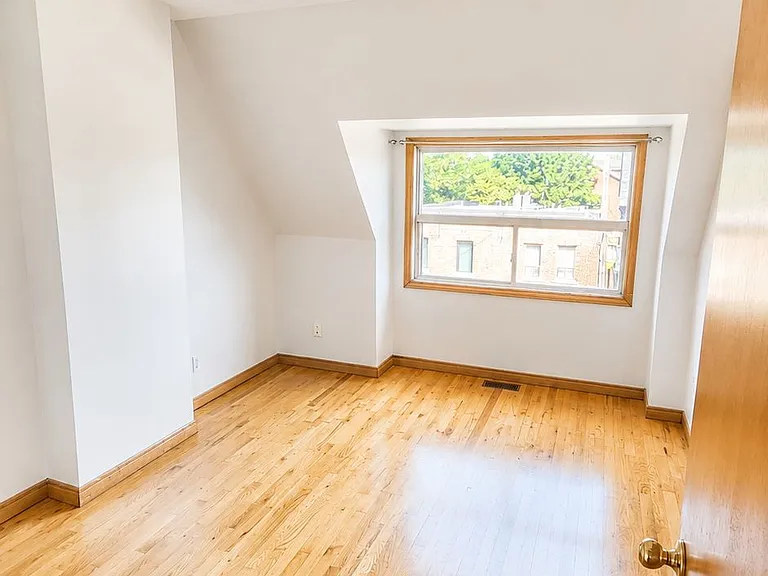 908 Ossington Ave #UPPER — Photo 8