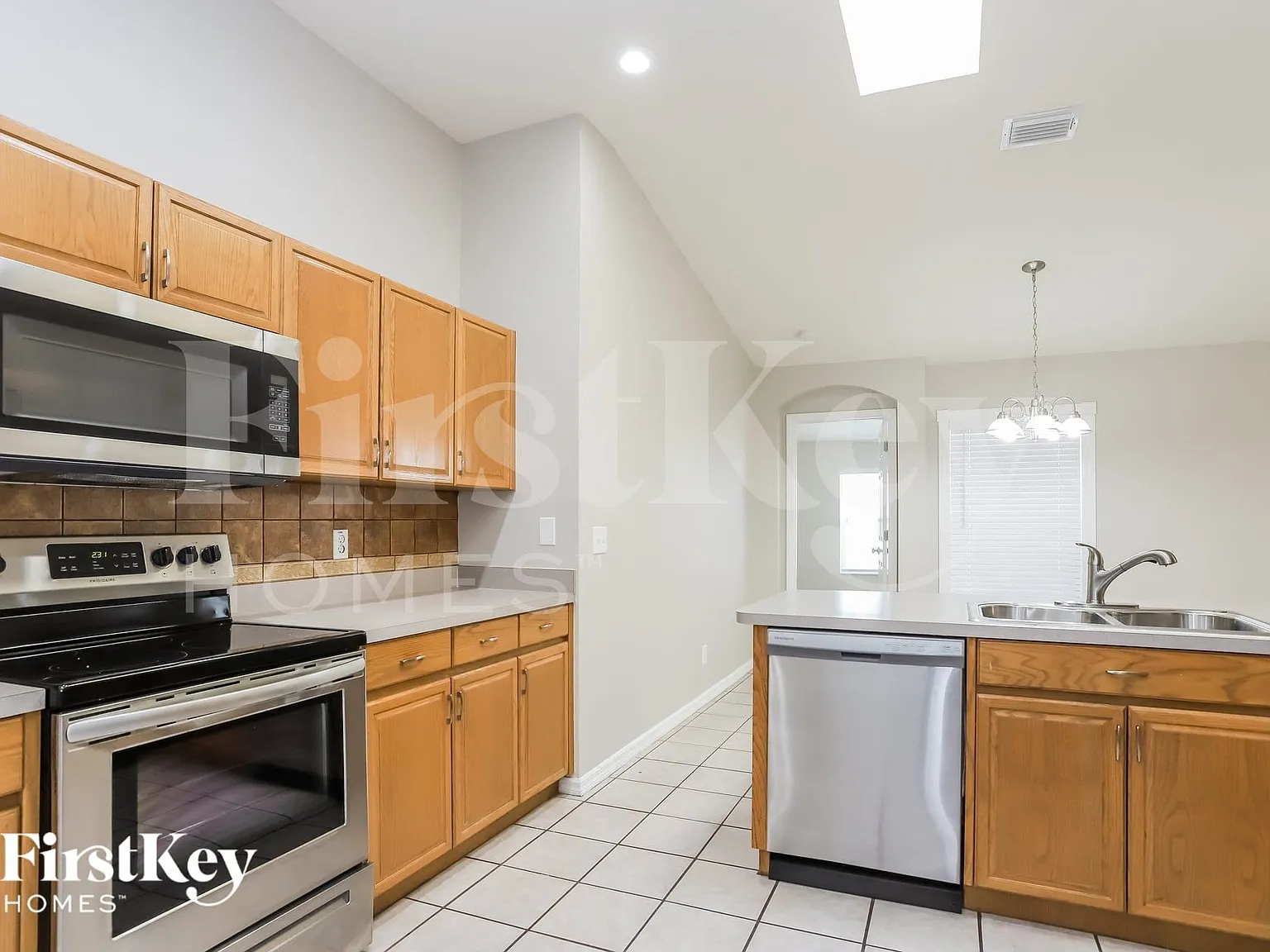 4 bed, 3.0 bath, 2410 sqft, $3,085 — Photo 4
