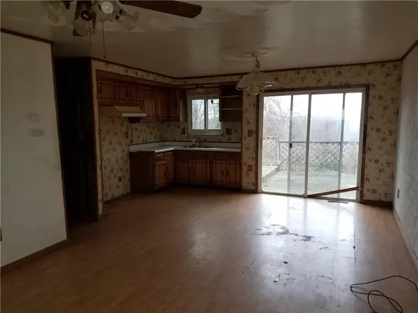 46 Chestnut St, Coal Center, PA 15423