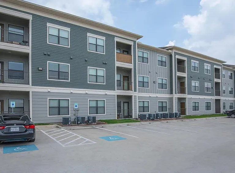 La Mariposa Apartments — Photo 2