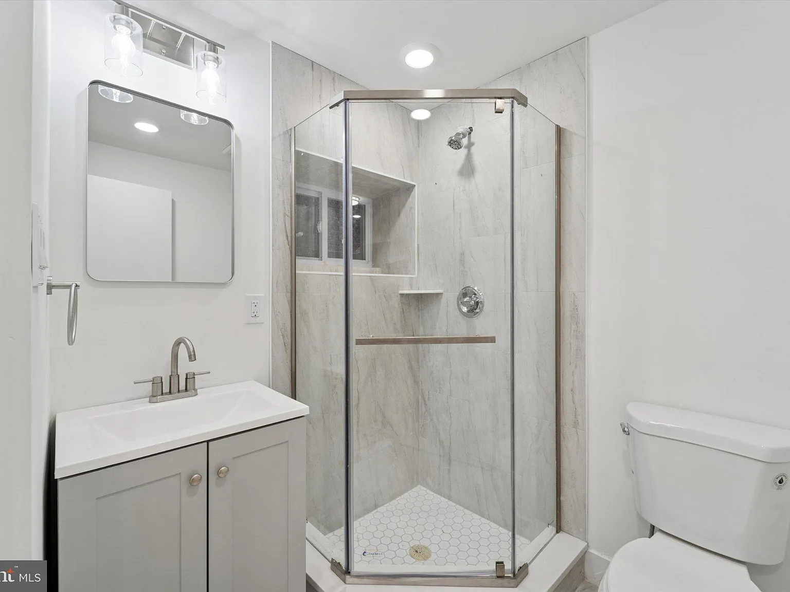 1 bed, 1.0 bath, 1872 sqft, $1,150 — Photo 2