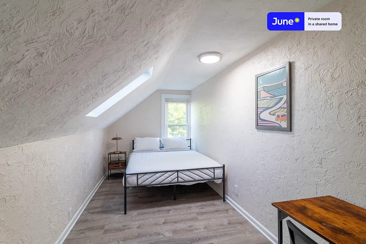 Queen bedroom in 6 bed/2 bath home in Allston #1735 E — Photo 1