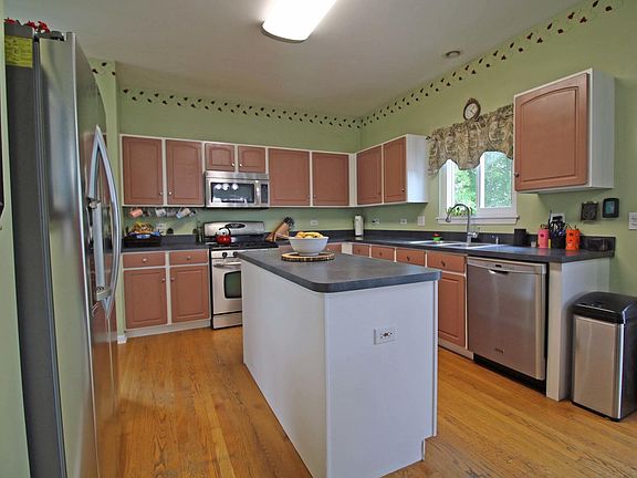 4th image of 9895 Bedford Dr