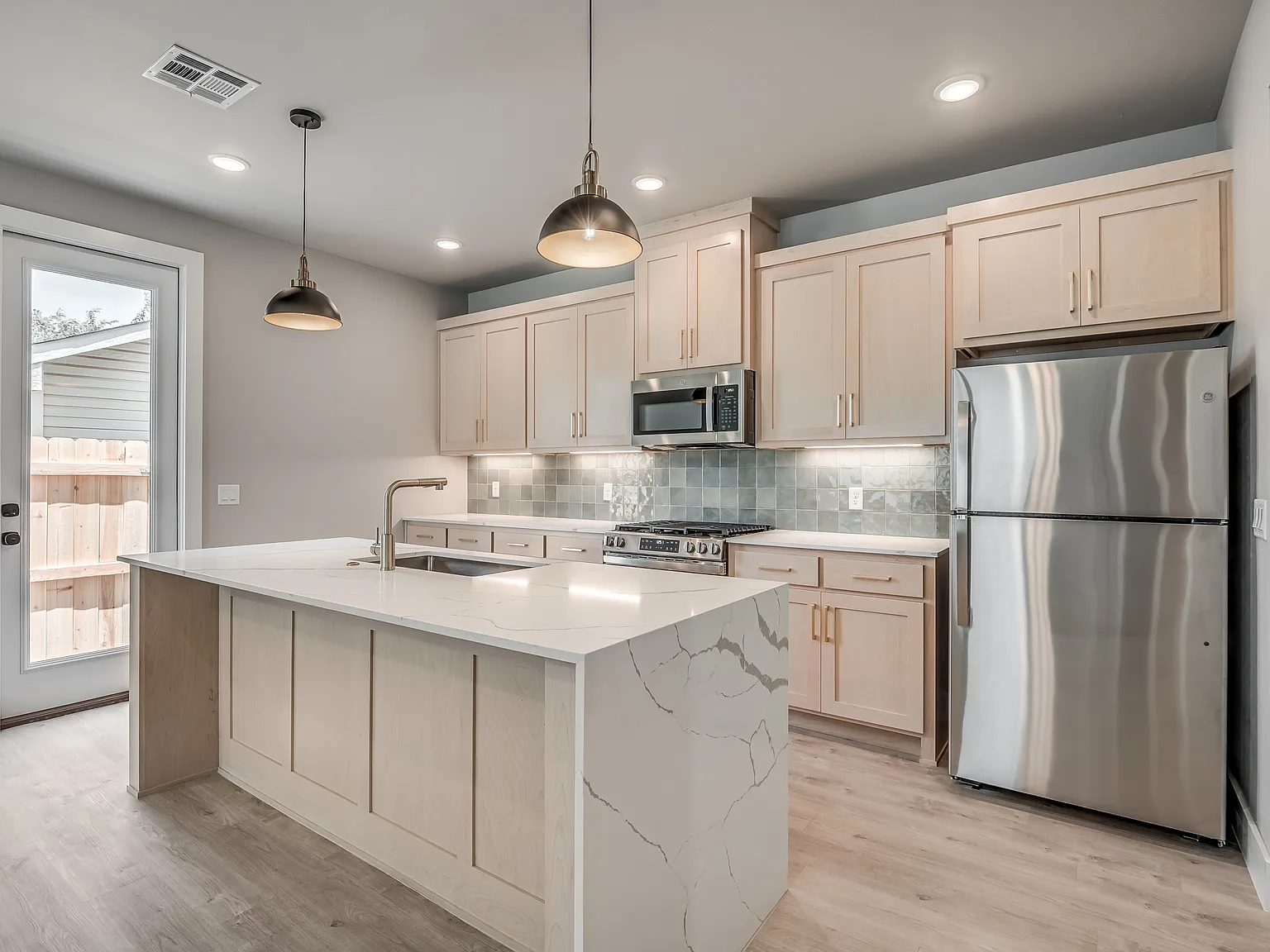 3 bed, 1650 sqft, $2,399 — Photo 3