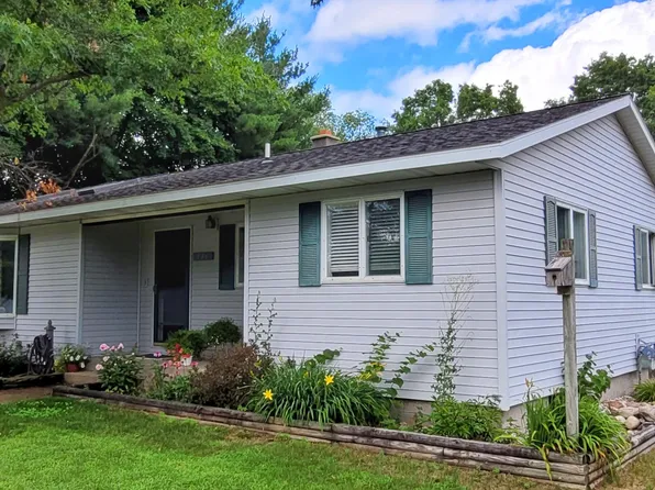 136 S Maple St, White Cloud, MI 49349