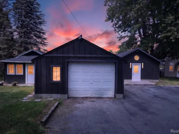 3515 Lakeview Dr, Ortonville, MI 48462