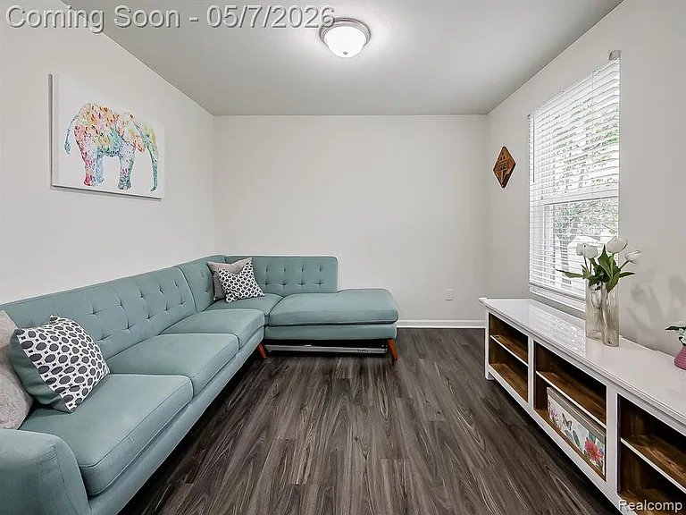 8640 Quincy Dr — Photo 2
