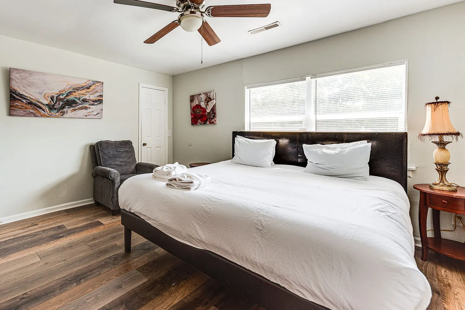 3 bed, 2.0 bath, 1323 sqft, $3,774 — Photo 3