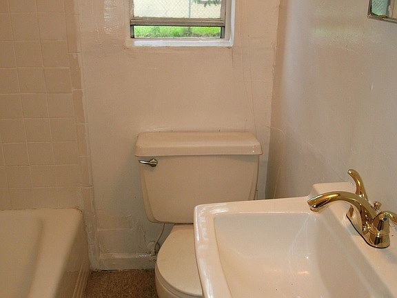 4th image of 1822 W 45th St