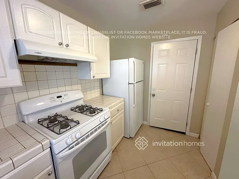 2454 Hope Ave — Photo 4