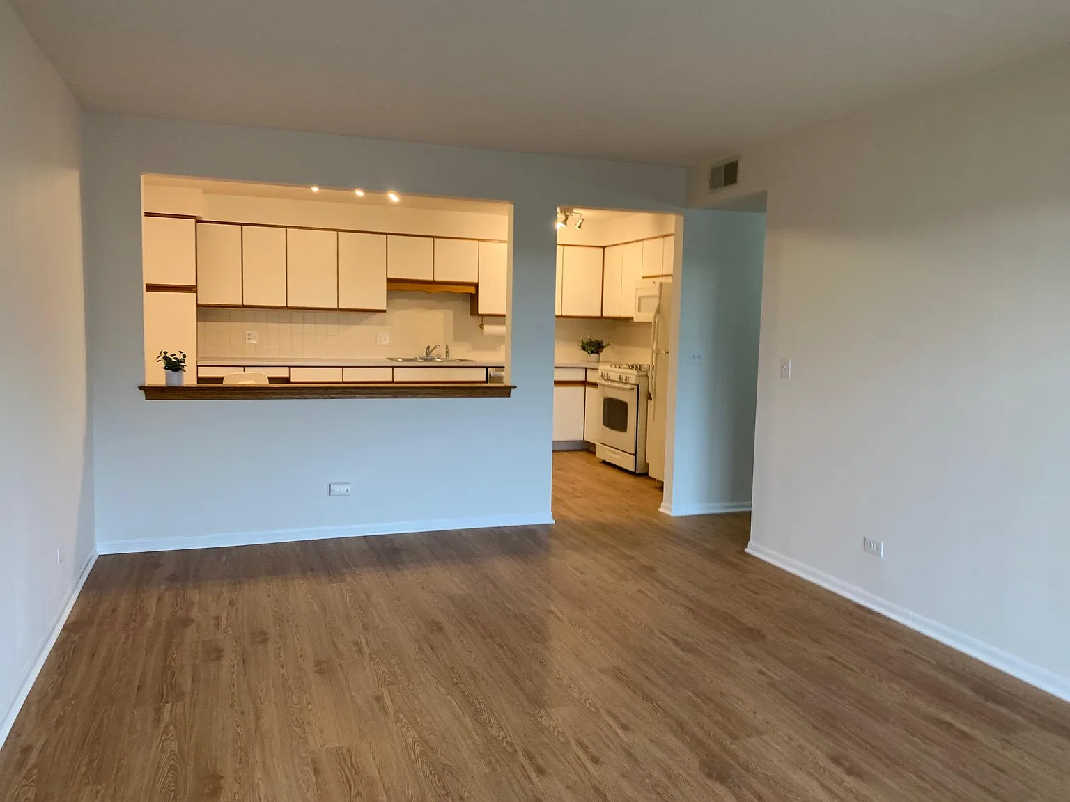2 bed, 1100 sqft, $2,400 — Photo 4