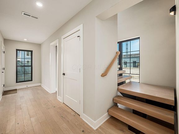 5th image of 424 Jackson St