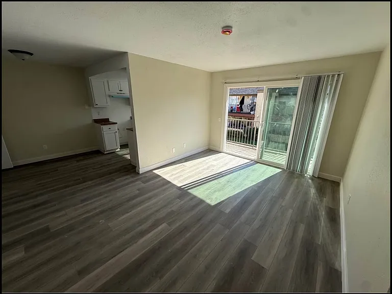 822 E Main St — Photo 3