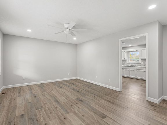 4th image of 136 Greenwood St