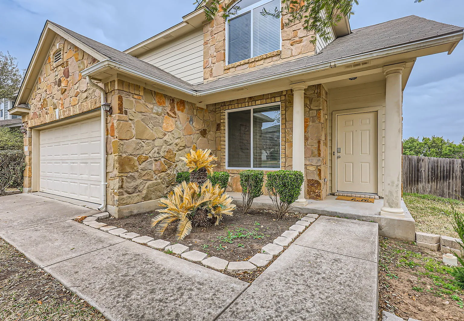 3 bed, 2.5 bath, 2030 sqft, $7,776 — Photo 4