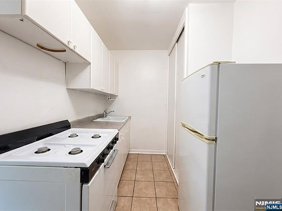 5th image of 3050 Edwin Ave APT 3F