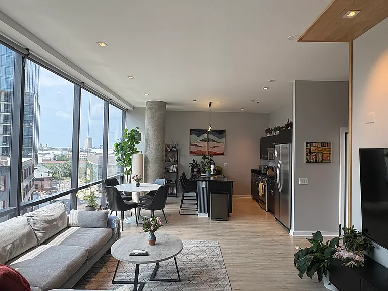 860 W Blackhawk St #601 — Photo 3