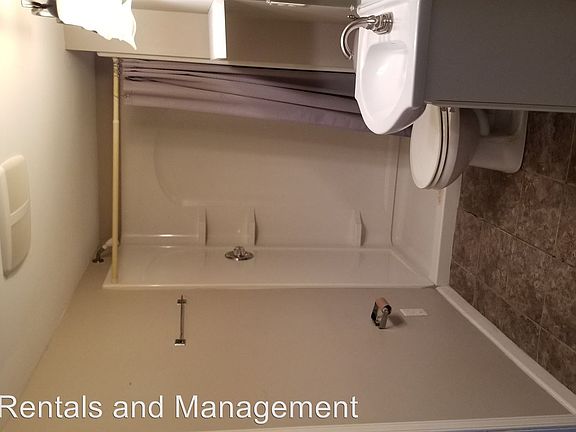 2nd image of 405 1/2 W Vinyard St