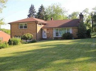 582 Rolling Green Dr, Bethel Park, PA