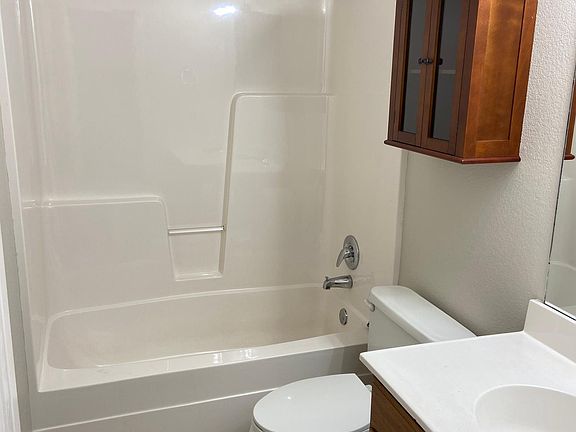 4th image of 520 Sun Meadow Dr