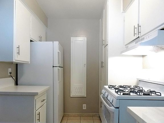 2nd image of 865 W Huntington Dr APT 1