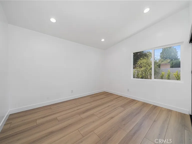 22928 Leadwell St — Photo 12