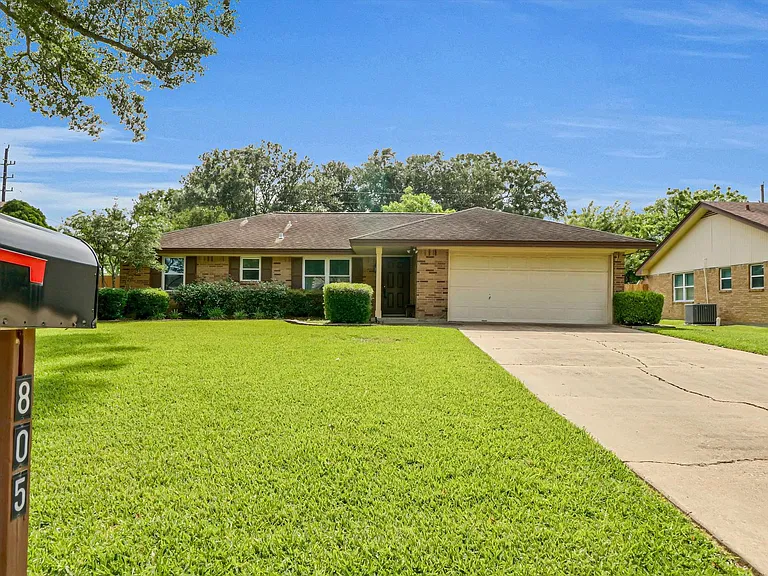 805 Bluebonnet Ln — Photo 6