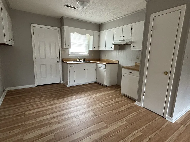 221 College St — Photo 2