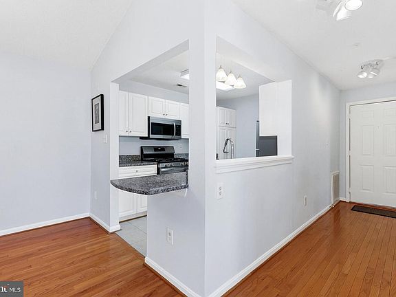 3rd image of 10007 Vanderbilt Cir APT 14