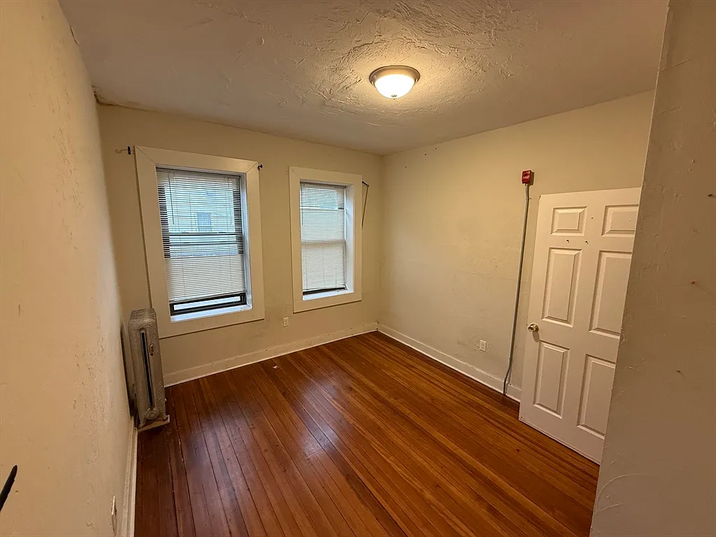 3 bed, 1.0 bath, 950 sqft, $2,700 — Photo 3