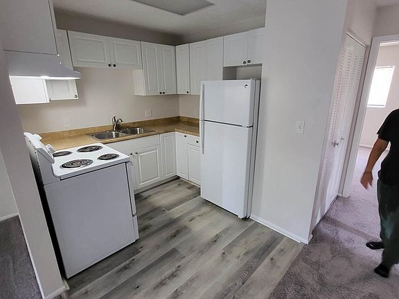 2nd image of 108 SW Lincoln Cir N APT 8