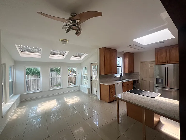 3915 Hunters Crest St — Photo 18