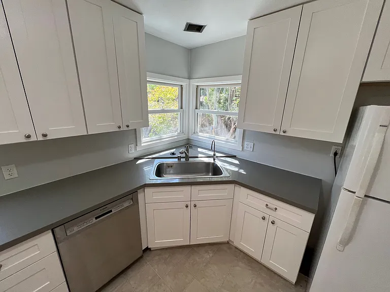 916 Eureka Ave — Photo 3