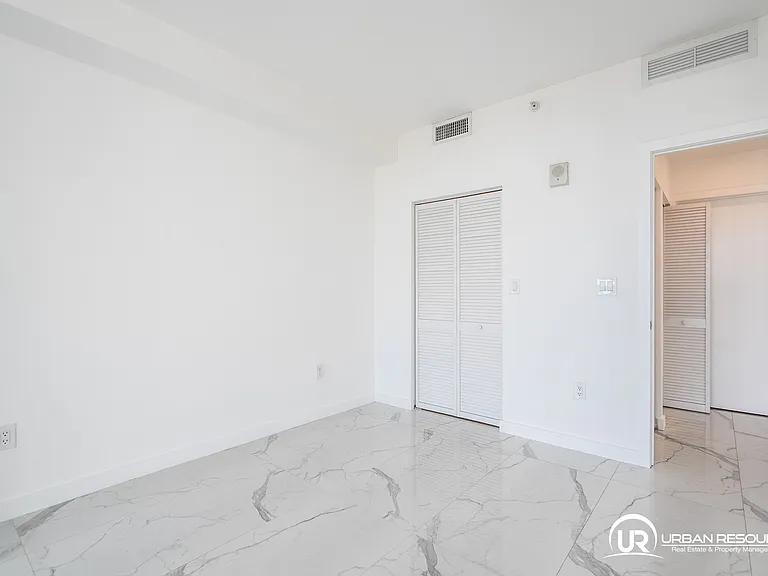 8425 Crespi Blvd #303 — Photo 36