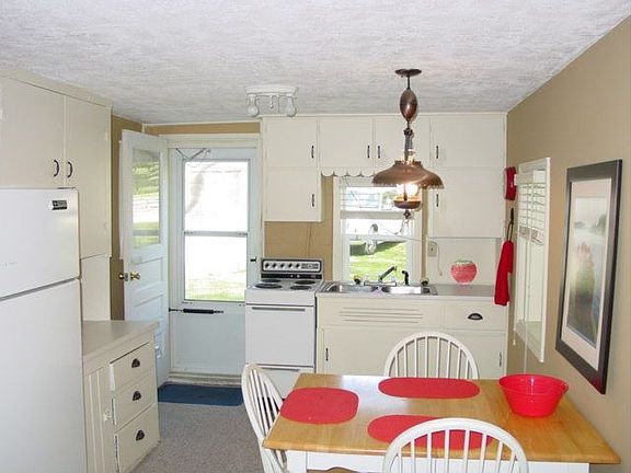 Kitchen & Eating Area