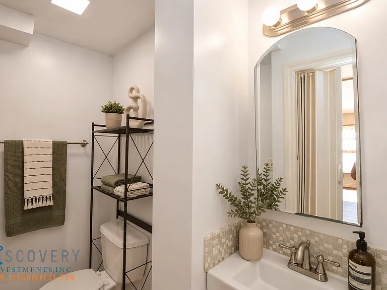 College Ave. 2814 — Photo 10