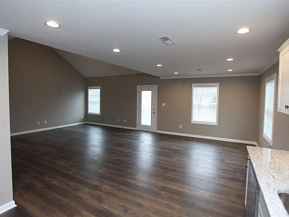 5th image of 369 Paige Ave