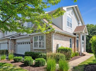 9437 Fountain Point Cir, Darien, IL 60561