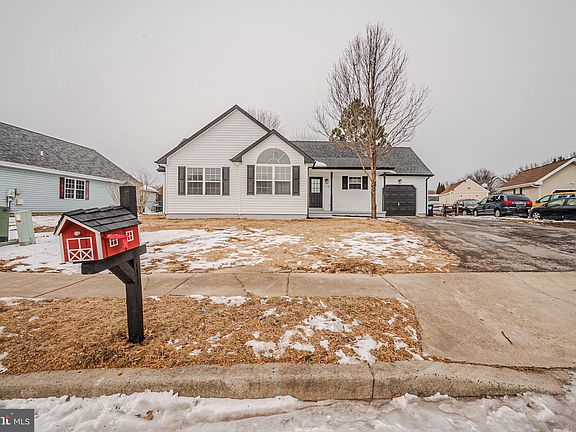 3rd image of 318 E Harvest Ln