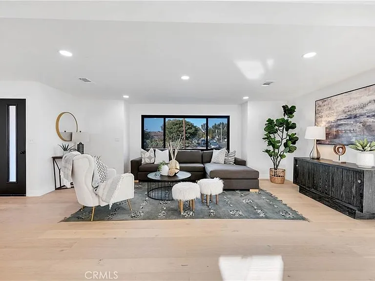 335 University Dr — Photo 3