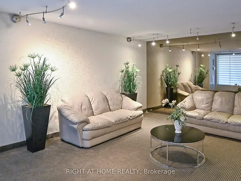 7451 Yonge St E #704 — Photo 4